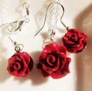 Czerwone róże, delikatny zestaw biżuterii z różyczkami