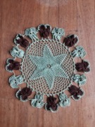 Miętowo-brązowa serwetka z bratkami ręcznie robiona handmade średnica 31cm