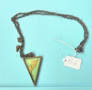 Trójkątny naszyjnik z suszonymi kwiatami w żywicy retro