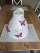 Lampa sufitowa z motywem motyli.