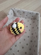 Brelok pluszowa pszczółka na szydełku 