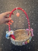 koszyczek wielkanocny z dekoracja