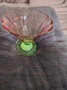 Przezroczysty tęczowy kielich na nużce.