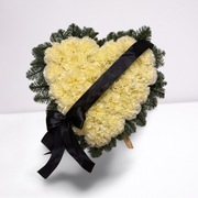 Wiązanka w kształcie serca na stojaku stroik na cmentarz