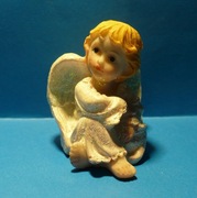 figurka ceramiczna - Aniołek siedzący
