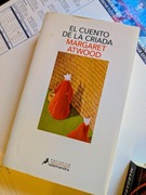 El cuento de la criada Atwood Czytaj dualnie po hiszpańsku i po polsku  :)