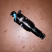 Amortyzator tylny SR Suntour Raidon 165x38 mm z blokadą skoku
