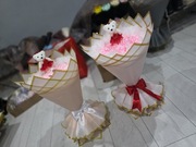 Bukiety róż ze wstążki satynowej.