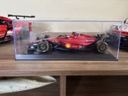Model Ferrari F1-75 1:18 + gablotka