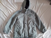 Kurtka dziecięca w rozmiarze 128.