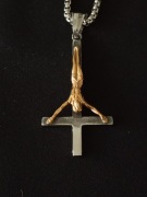 Krzyż odwrócony św. Piotra zł naszyjnik, wisiorek z  łańcuszkiem 