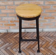 Metalowy taboret hoker barowy stołek z dębowym siedziskiem czarny mat LOFT