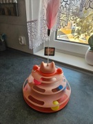 Interaktywna wieża z piłeczkami i piórkiem dla kota