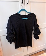 Czarna bluzka z falbankowymi rękawami