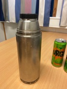 Stary termos podrapany brzydki