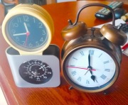 zestaw zegarów budzików i barometr ARETZ