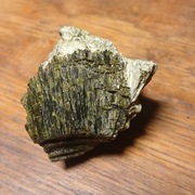 epidot z Madagaskaru o ciekawym wykształceniu duży okaz