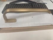 klamka duża pociągana złotego koloru