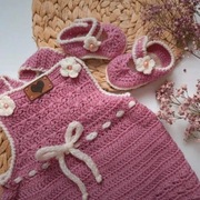 Komplet 74 sukienka buciki wełniana fioletowa z kwiatkiem na szelkach fiole