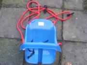 NOWA huśtawka podwieszana dla dziecka z pasem bezpieczeństwa.