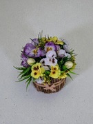 Stroik wiosenny, kompozycja wiosenna, Wielkanoc, bukiet bratków.