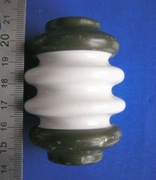 Ceramiczny izolator antenowy wsporczy.