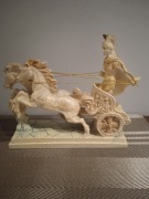 Figurka z alabastru  Rzymianin w rydwanie 