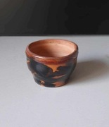 Mała gliniana waza wazonik wazon w czarne plamy vintage 