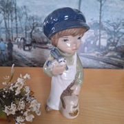 Figurka porcelanowa Chłopiec z królikiem 