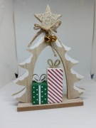 Drewniana świąteczna dekoracja z choinką i prezentami