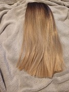 Peruka sombre blond na ciemnym odrośnie 