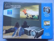PROJEKTOR LCD ENTERTAINMENT PROJECTOR - NOWY+ PILOT,ZASILACZ,PRZEWODY