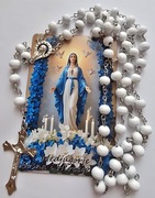 PREZENT RÓŻANIEC dla babci z magnesem Matka Boska Medjugorje.