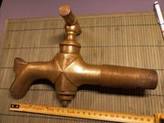 Stary kran mosiężny do beczki