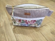 Kosmetyczka, sztruks i bawełna w burgundowe kwiaty 