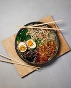 Tantanmen ramen - gotowy zestaw na 2 osoby z mięsem, jajkiem i makaronem
