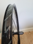 Koło Tylne 27,5" 12x148mm Boost 6 śrub Tubeless oklejone + zapasowy bębenek