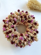 Wianek na drzwi z rafii i suszonych kwiatów zatrwian, marchew, szczeć