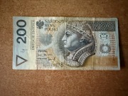 Banknot 200zł z 1994 roku z rosnącą czcionką numeru seryjnego.