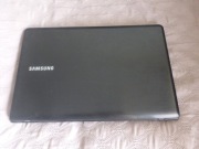 Laptop Samsung z zasilaczem.