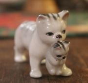 Porcelanowa figurka KOTKI z KOCIAKIEM.