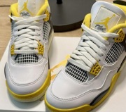 Buty Jordan 4 Retro Vivid Sulfur 42EU