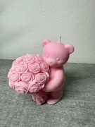 Świeca sojowa Miś z bukietem róż.