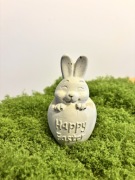 Figurka zająca w jajku z betonu