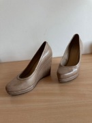 Buty na koturnie marki Kazar Karmelowe 