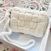 Urocza torebka typu listonoszka