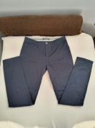 Granatowe eleganckie spodnie zapinane na guzik i zamek bawełniane