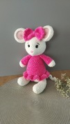Ręcznie robiona maskotka – szydełkowa myszka w różowej sukience