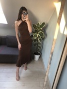 Piękna czekoladowa dopasowana sukienka