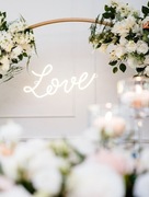 Napis neonowy 'Love'